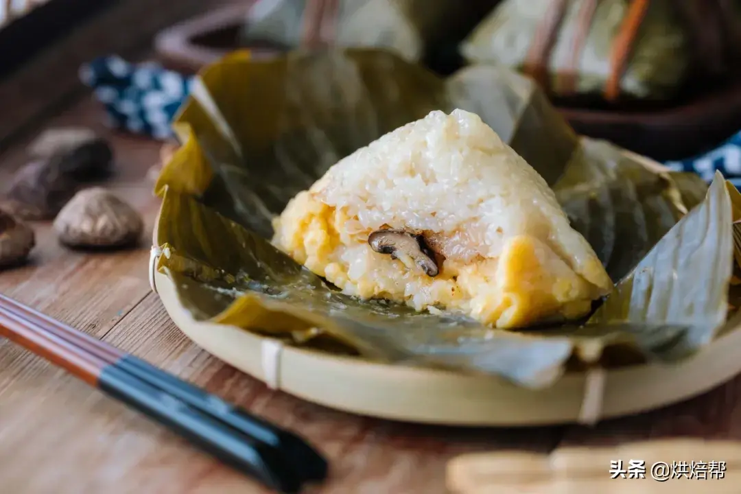 裹蒸粽包法全过程，料足味美，用特殊粽叶包制才正宗