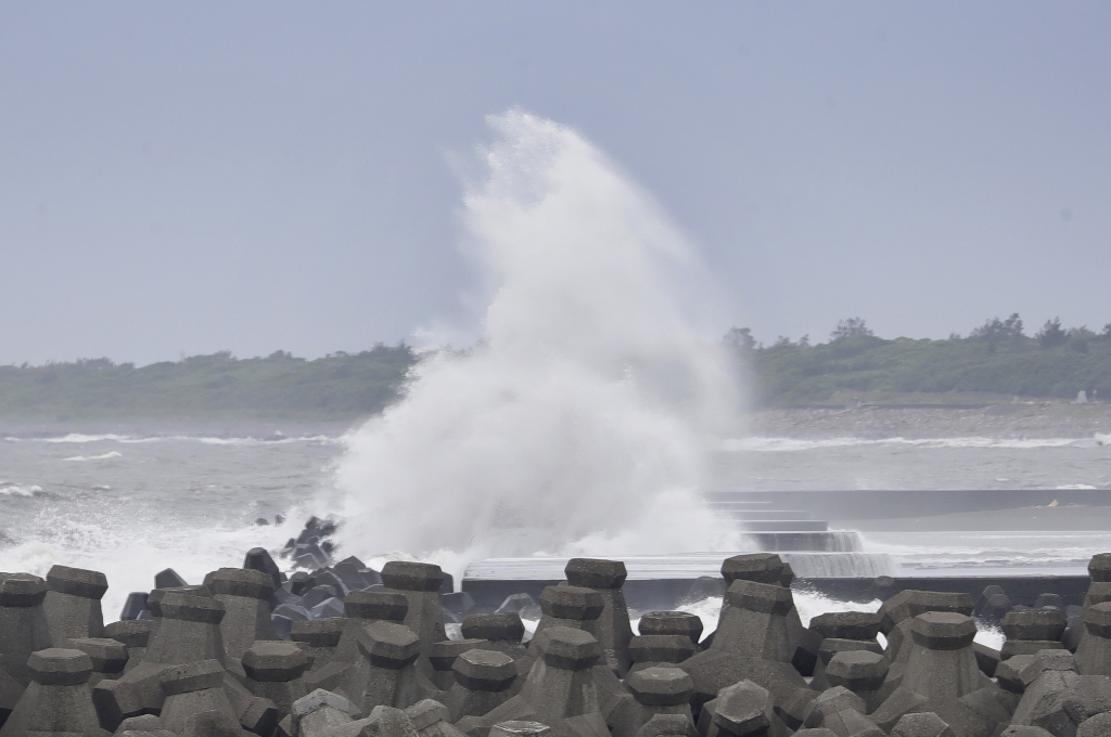 台风“山陀儿”将携强风雨登陆台湾岛，中东部大部秋意显露