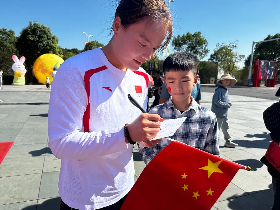 奥运冠军徐诗晓国庆假期现身景区，推广家乡旅游