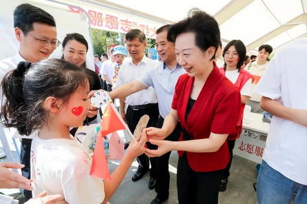 多地市委书记假日调研文旅工作：景德镇市委书记为游客发扇子书签