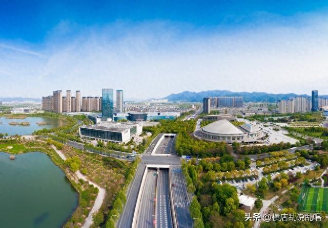 义乌属于哪个市什么地区（为何浙江省义乌市能成为大城市）