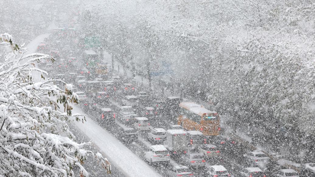 遭遇百年罕见大暴雪，韩国首都圈乱成一团