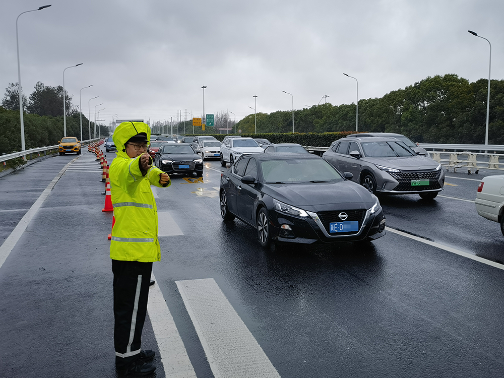 返程高峰已至，上海警方多策应对G40长江隧桥、虹桥枢纽大客流