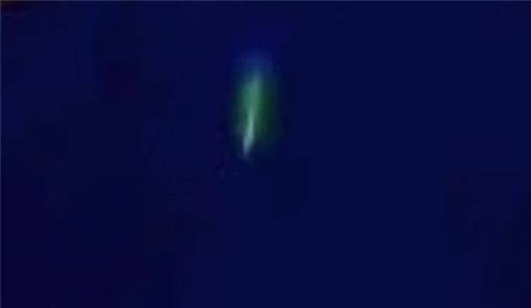 形状像根葱 天津上空出现神秘绿光疑是UFO：官方揭秘